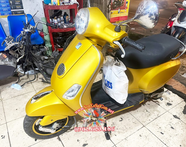 Sơn dàn áo Vespa màu vàng tại sơn xe Sai Gòn.