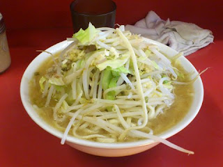 ラーメン二郎の大盛り見た目以上に麺の量が多く多分半分も食べられませんでした。