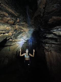 Una chica sonriente y emocionada mientras explora las fascinantes cavernas de UsaYaku.