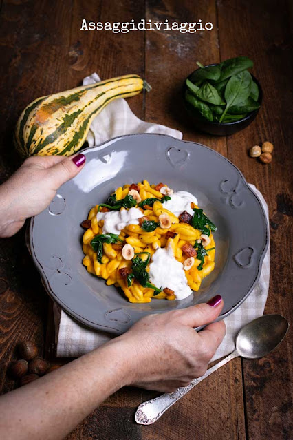 Cavatelli con zucca, spinacini, stracciatella e nocciole