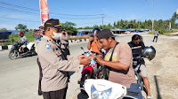 Polisi bagi-bagi Masker kepada masyarakat di pertigaan Holtekamp Jayapura
