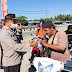Polisi bagi-bagi Masker kepada masyarakat di pertigaan Holtekamp Jayapura