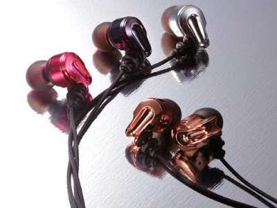 Auriculares en diseñado por Masamune Shirow