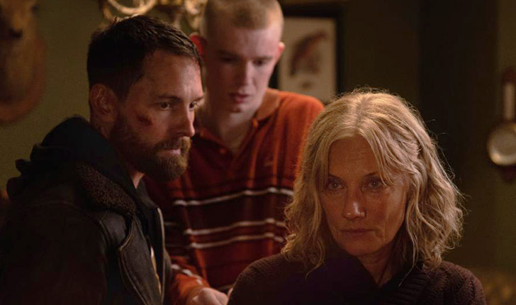 Neil Linpow, Harry Cadby e Joely Richardson como Jack, Matty e mãe no filme 'Frio nos Ossos'