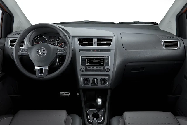 carro CrossFox 2014 Volkswagen - interior - por dentro