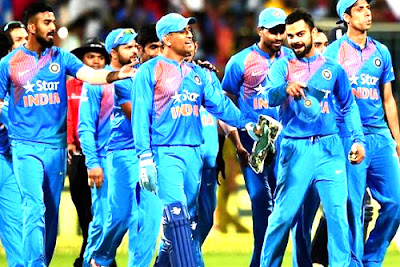 virat-kohli-with-indian-cricket-team