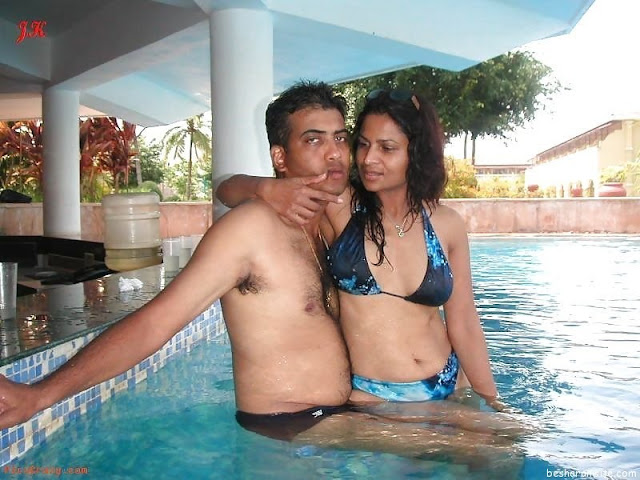 hot couples sex in swimming pool.jpg