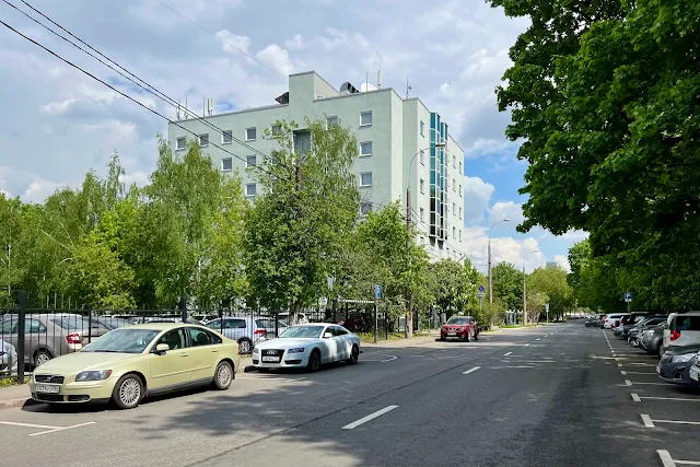 Новозаводская улица, заброшенная гостиница «Протон» Государственного космического научно-производственного центра имени М. В. Хруничева (построена в 1997 году)