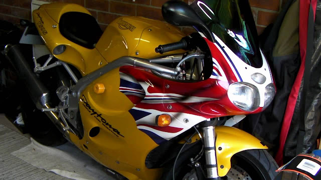 Triumph T595 Daytona Exhaust sound