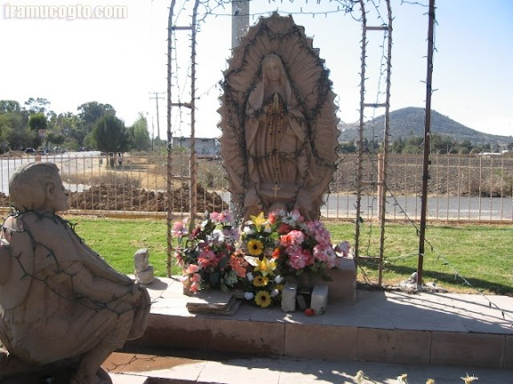 Monumento a San Juan Diego y la Virgen 01