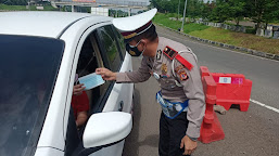 Satlantas Polres Indramayu Bagikan Masker Gratis di Rest Area KM 130 Tol Cipali