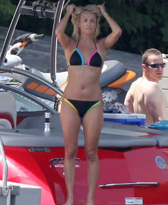 Carrie Underwood tight bikini body candids in Canada - pic 1