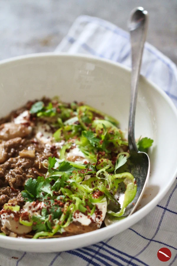 Für mein Lamm-Chili-Rezept mit weißen Bohnen wird das Fleisch von Lammkeulen-Scheiben in kleine Würfel geschnitten. So schmeckt ein köstlich geschmortes Chili con Carne viel besser als mit Hackfleisch! #chiliconcarne #schmoren #mexikanisch #rezepte #lammrezepte #lammkeule #südamerikanisch #nytcooking #melissaclark #arthurstochterkocht #arthurstochterkochtdienewyorktimesleer #foodblog #partyessen #witzigmann #jamieoliver #lafer