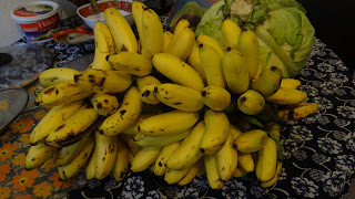 Цена ветки бананов  1 доллар 