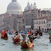 Carnevale di Venezia, oggi le barche e le remiere in corteo sul Canal Grande