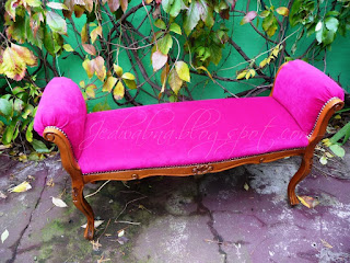 mebel, ławka w stylu ludwikowskim, różowe obicie, drewniana ozdobna rama