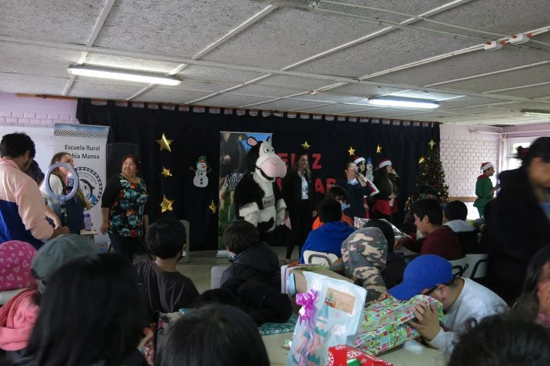 Aproleche Osorno dona productos lácteos a niños de escuela de Bahía Mansa