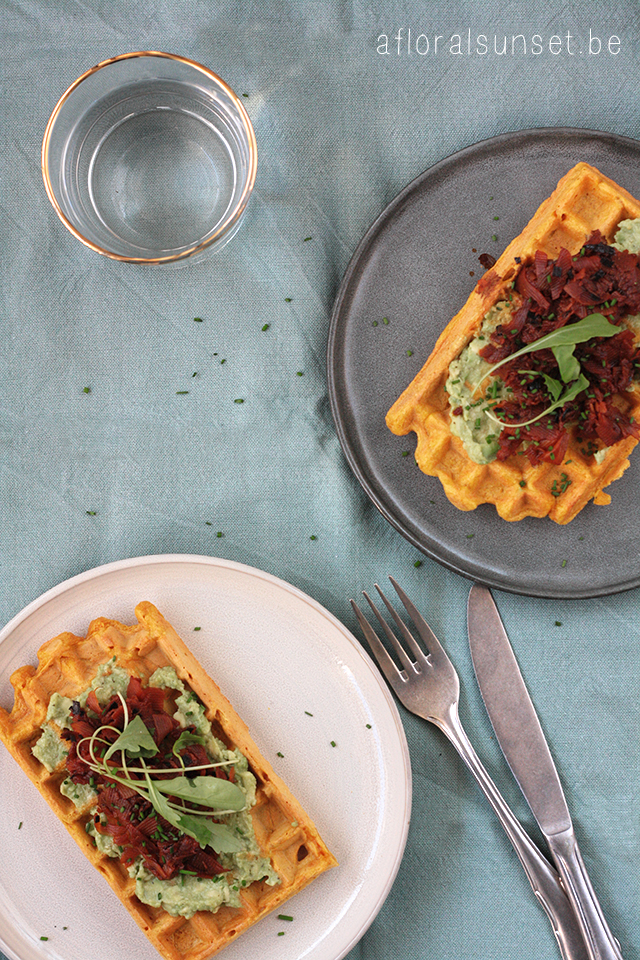 Een heerlijke vegan lunch: wafels met vegan gerookte zalm en guacamole - a floral sunset