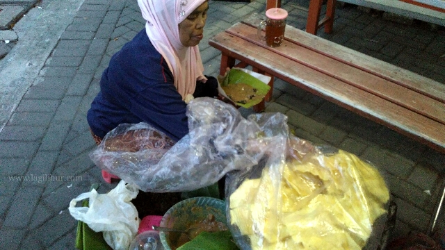 Penjual Pecel Semanggi