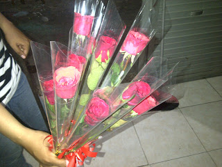 bunga mawar tangkaian atau contongan di hari kasih sayang valentine day