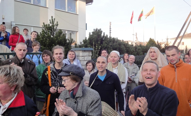 Joyful Throng Gives a Loving Sendoff to Sankarshan Das, Kaunas