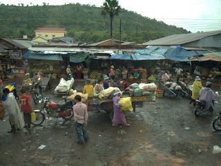 A market along the way to Sihanuokville