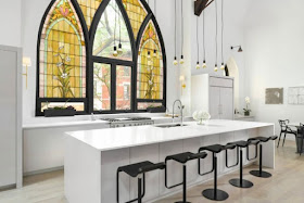 cocina de diseno blanca y cristalera emplomada antigua chicanddeco