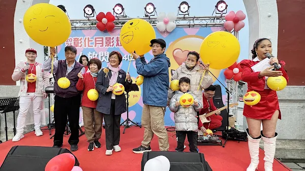 ▲彰化縣長王惠美與民眾一同在黃色氣球上創作自己的emoji，畫出代表現在心情的表情，互相表白心意。（記者林明佑攝）