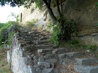L'escala de pedra que ens permet accedir al portal d'entrada