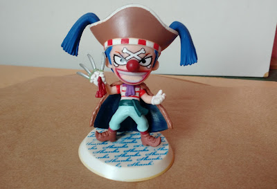 Miniatura de vinil com base de personagem vestido de pirata parecendo ser do anime One piece  - total 8 cm  R$ 20,00