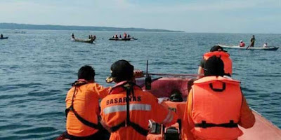 Ambon, Malukupost.com - Regu penyelamat dari Pos SAR Saumlaki, Kabupaten Maluku Tenggara Barat, belum menemukan Ongen (32), nelayan yang terjatuh di laut saat memancing ikan di perairan Pulau Dua, Desa Lorulung. "Upaya pencarian dan penyelamatan oleh tim SAR hari ini dihentikan untuk sementara waktu karena sudah malam dan besok pagi kami akan mengerahkan tim guna melanjutkan proses pencarian," kata Kepala Kantor Basarnas Ambon, Muslimin di Ambon, Kamis (24/1).