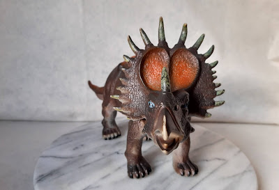 Dinossauro de borracha macia Triceratops marca Toy Major 2003 32cm ; 18cm de altura - milimetro da cauda parece estar faltando  R$ 35,00