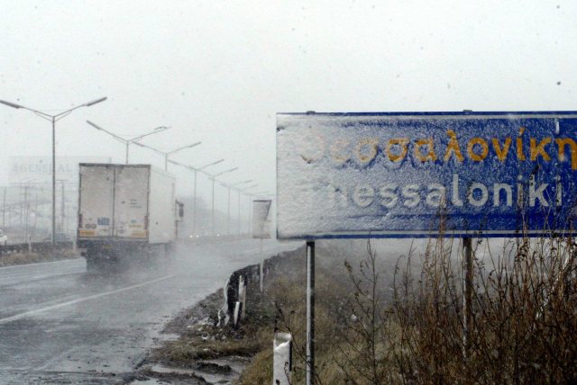 Συνεχίζεται με αμείωτη ένταση η χιονόπτωση στη Θεσσαλονίκη – Κλειστά θα παραμείνουν αρκετά σχολεία