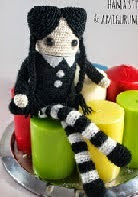 http://hamabeadstyle.blogspot.com.es/2015/03/miercoles-addams-amigurumi-cuadrada.html