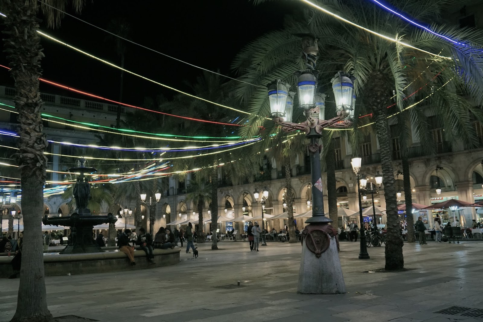 レイアール広場のクリスマス・イルミネーションと街灯