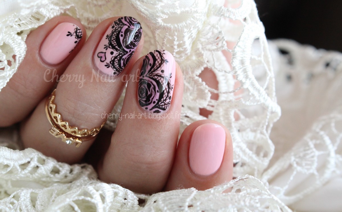 nail art dentelle et roses pour la saint valentin