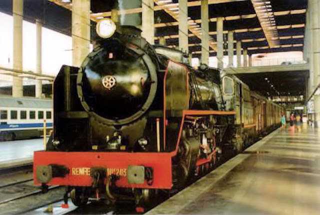 El tren, con tracción a vapor, en el andén de Alicante (Foto de Internet)