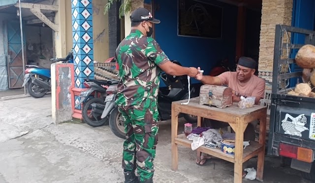 Sambangi pasar Tradisional, Babinsa Koramil 01 Sukoharjo himbau warga dan bagikan masker.