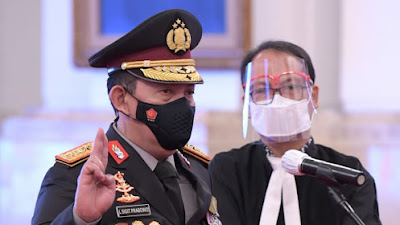 Jenderal Idham Azis Serahkan Panji Polri Tribrata ke Jenderal Listyo Sigit 