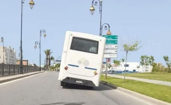 صورة لحافلة نقل حضري بتطوان تعري الواقع المزري لقطاع النقل الحضري بعدد من مدن المملكة