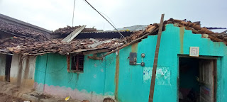 अचानक बदले मौसम ने जमकर मचाई तबाही , जिसकी चपेट में नगर पंचायत नरहरपुर के वार्ड क्रमांक 15 मे 2 परिवार के लोगों को काफी नुकसान हुआ