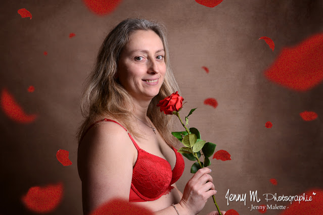 portrait femme pétales rouges rose rouge