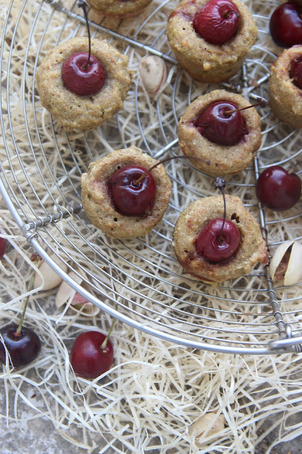 Cuillère et saladier : Mini-moelleux pistache-cerise vegan