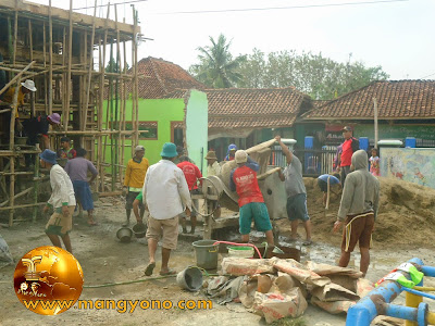 FOTO 5 : Gotong royong pengecoran Mesjid Assyafa’ah. Foto jepretan admin.