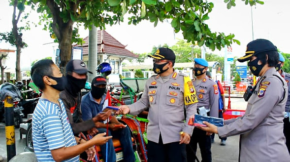 Kombes Pol Purwadi Wahyu Anggoro Pimpin Polresta Yogyakarta Bagikan Masker Gratis di Malioboro