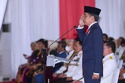 Jokowi Pimpin Upcara Parade Senja di Kementerian Pertahanan