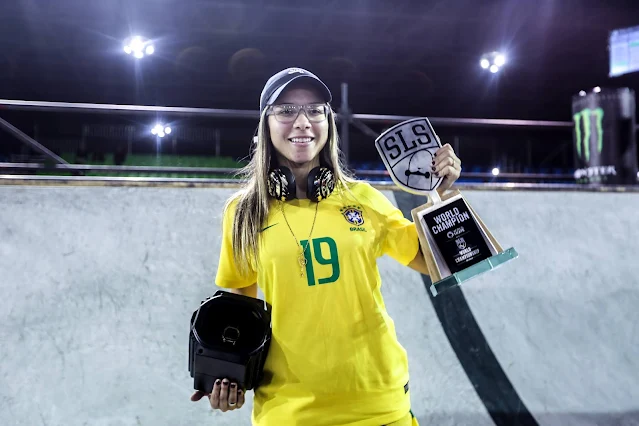 Pamela Rosa com a taça de campeã do mundial de Street em São Paulo - 2019