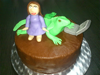 Tarta Iguana con ordenador y chica