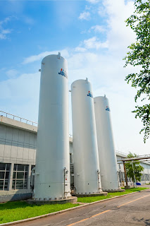 Cryogenic carbon dioxide storage tank