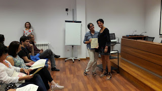 La presidenta del Imfe, Rosa Luna, entrega los diplomas del curso de Higiene Alimentaria